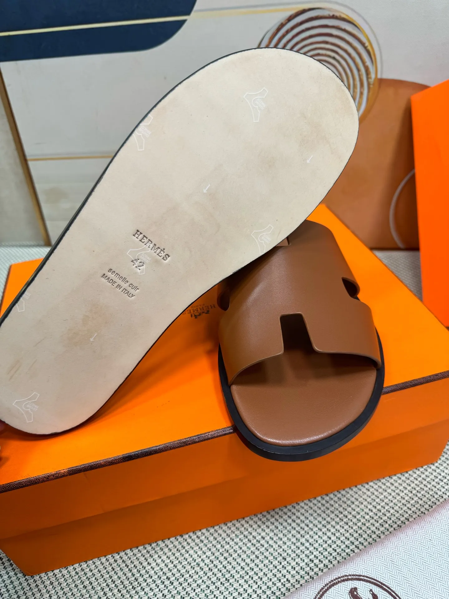 👟👟Ex-factory price 560👟👟 "HERMES" [Classic Original Version] Hermès; Top 🔝 Purchasing Agency 🔍🔍 Men's Latest 🇺🇸 Counter Sales Simultaneously, Original Imported from Italy: Silk Cowhide · Prominent (High-end · Nobility · Grade) Exquisite Workmanship (Italian 🇮🇹 Imported Water Dye Brand Wear-resistant ultra-thousand leather feet) Soles: Original soles specially provided by the original factory, ⚠exclusive double-layer movable rubber molded outsole; super comfortable, wear-resistant, non-slip, environmentally friendly🌳🌳🌳, real photos taken🎬The real ones are more beautiful🔍🔍 (high quality, single goods), you can enter and exit the counter at will* Code number: 38·39·40·41·42·43·44# (45# can be customized) (46 47➕30 customization is not returnable) Welcome to place an order...☕